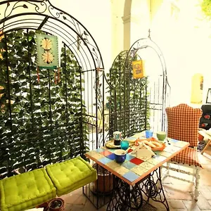 Hand Decorated House With Court Appartamento